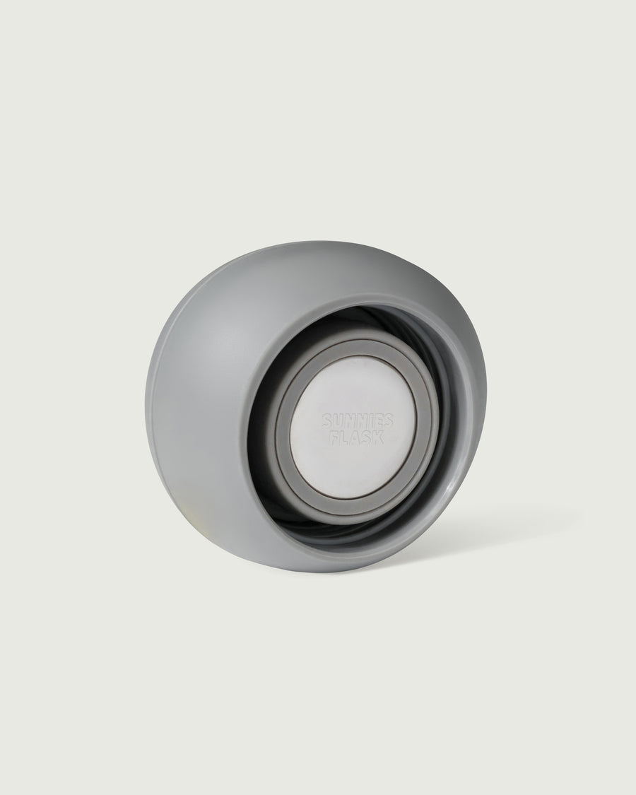 Sunnies Flask pebble cap gray front diagonal
