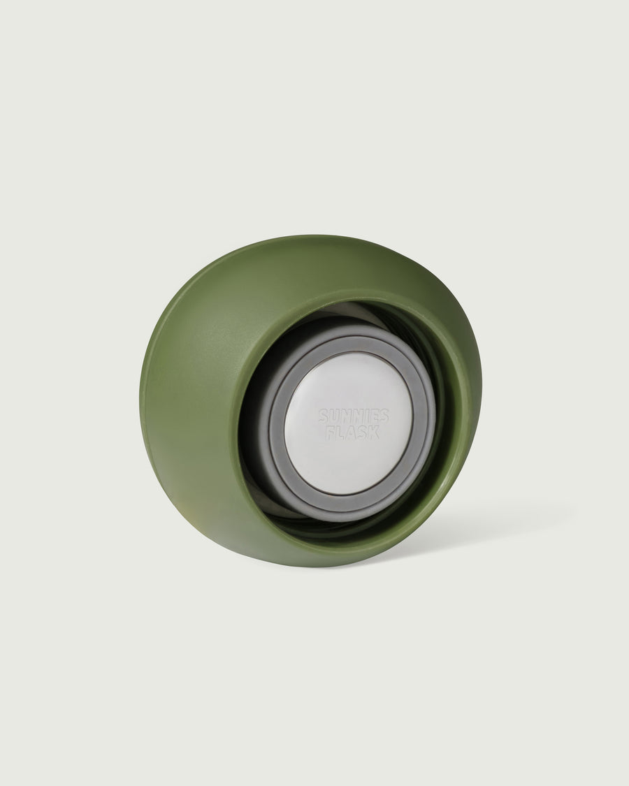 Sunnies Flask  pebble cap green  front diagonal