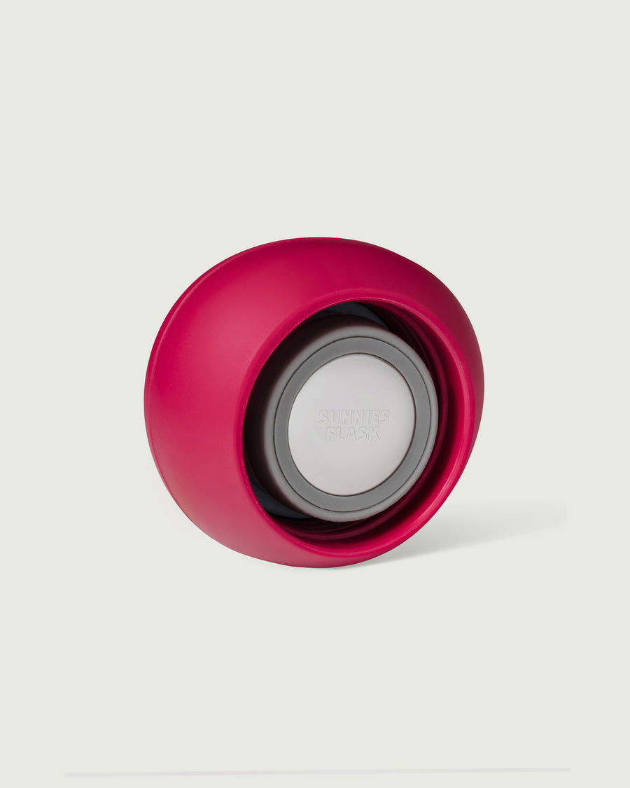 Sunnies Flask  pebble cap red  front diagonal