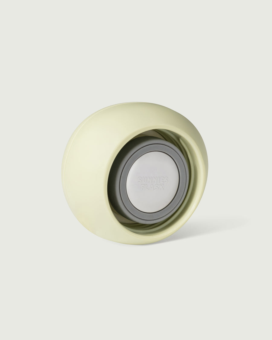 Sunnies Flask  pebble cap green  front diagonal