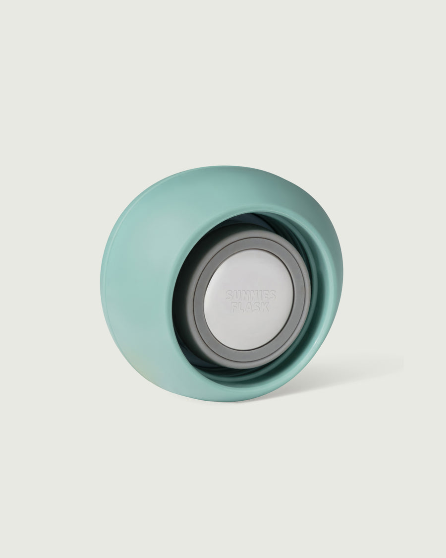 Sunnies Flask  pebble cap green  front diagonal